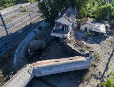 Εκτροχιασμός τρένου στο Άδενδρο: Το μέγεθος της τραγωδίας στο φως της μέρας (φωτό)